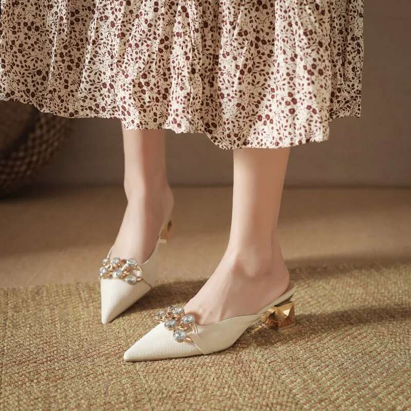 2025 New Baotou Middle Heel Sandals with Pointed Shallow Mouth Crystal Metal Buckle Soft Bottom Designer Fashion Anti slip Slippers