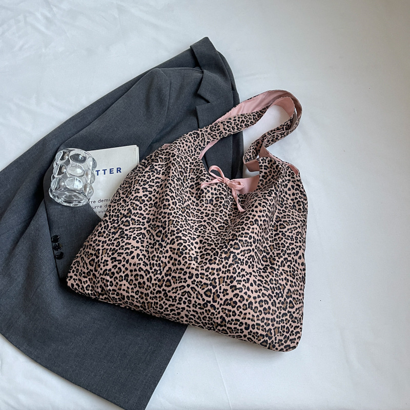 2025S Fashion Designer Korean Style Instagram Fashion Lazy Leopard Print Tote Large Capacity Underarm Shoulder Women S Casual Shopping Bag
