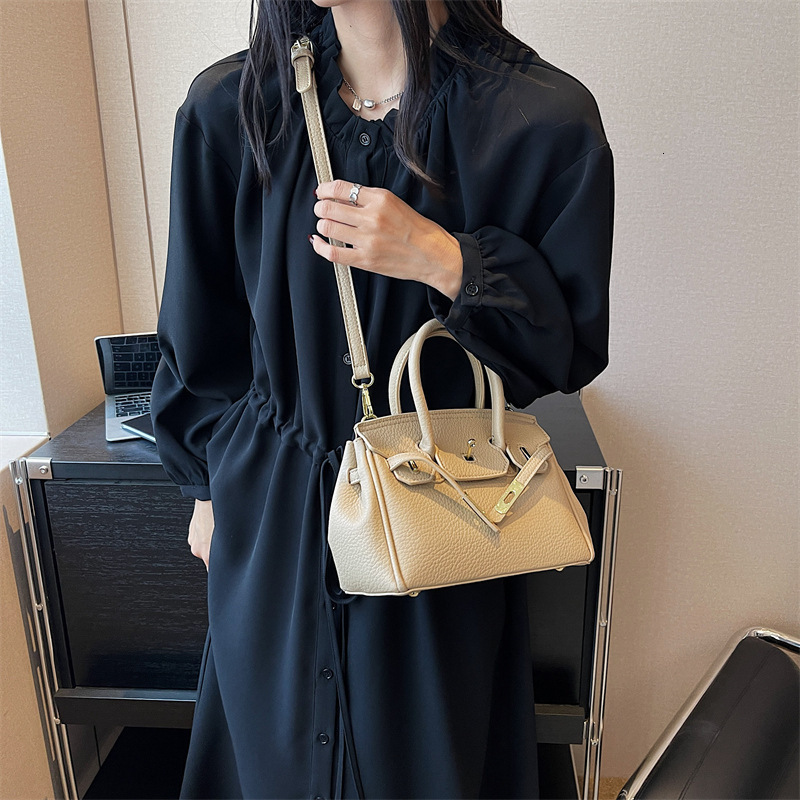 2025S Fashion Designer High End Temperament Commuting Handbag New Light Luxury Kelly Bag Stylish Versatile Crossbody Bag For Women