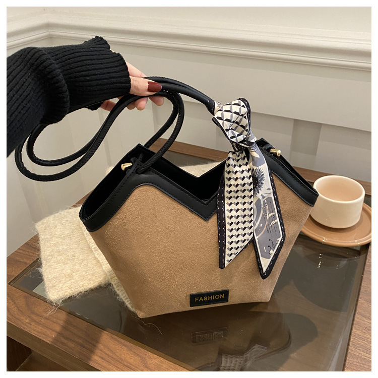 2025S Fashion Designer Niche Contrasting Color Design Sense Large Capacity For Women S Leisure Shoulder Commuting Travel Armpit Tote Bag