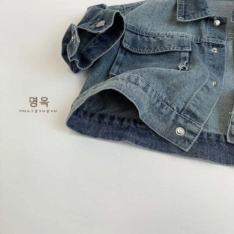 Spring and autumn childrens jacket 1-8Y boys cotton button pocket casual denim jacket Korean childrens jacket childrens clothing 250324