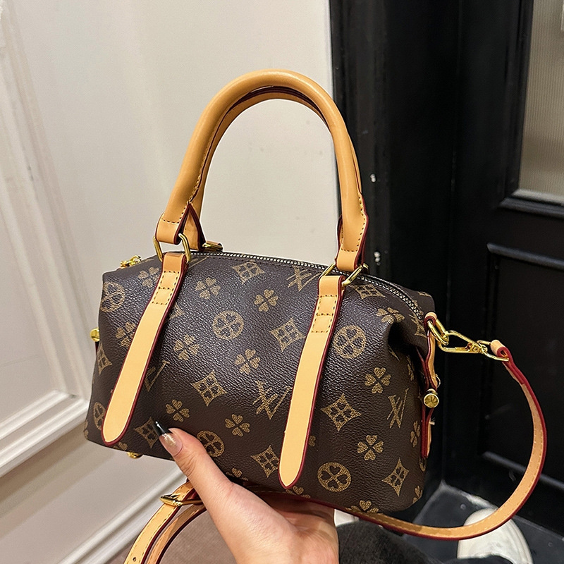 Free shipping 2025 new designer women bag Shoulder Bags Bowling Bag Fashion commute Printed elegant underarm bag messenger bag