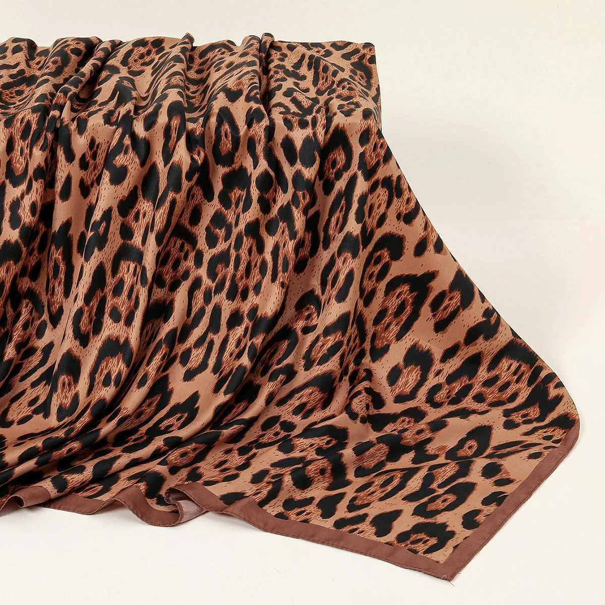 Leopard Print Square Scarf Wen Satin Bandana Thin Edge Scarf Band Fashion Womens Hair Wrap Fem Neckerchief Headscarf X250324