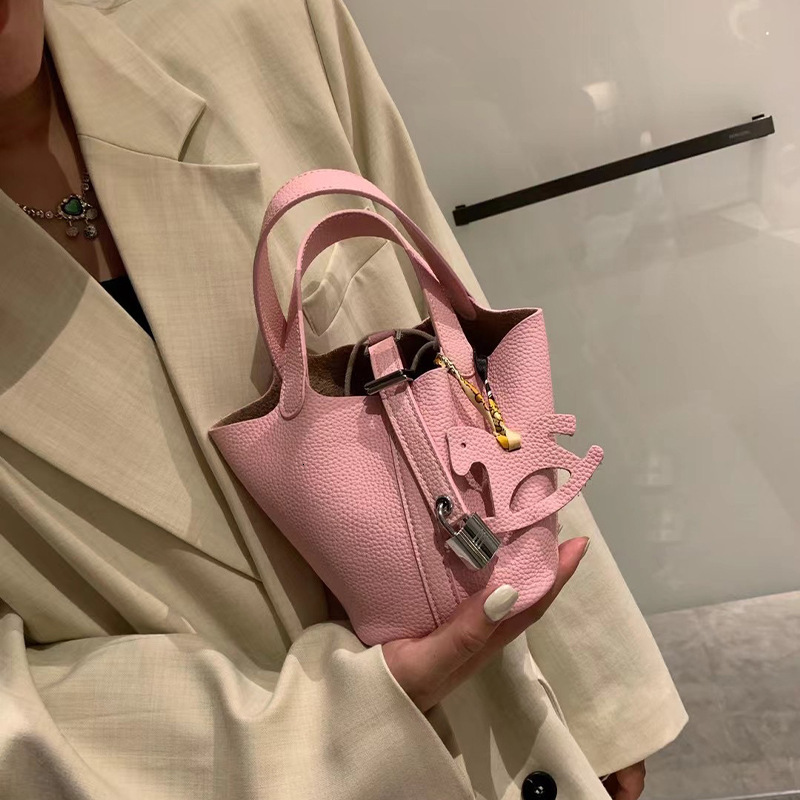 2025S Fashion Designer Genuine Vegetable Basket Women S High End And Niche Design Bucket Bag Mini T Head Leather Handbag Summer