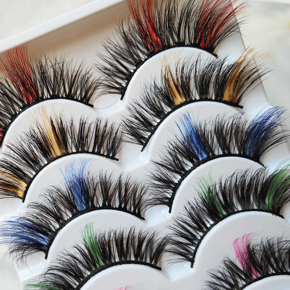 The entire eye end is elongated with a color blend of false eyelashes thick and elongated black stems stage makeup and false eyelashes W250324