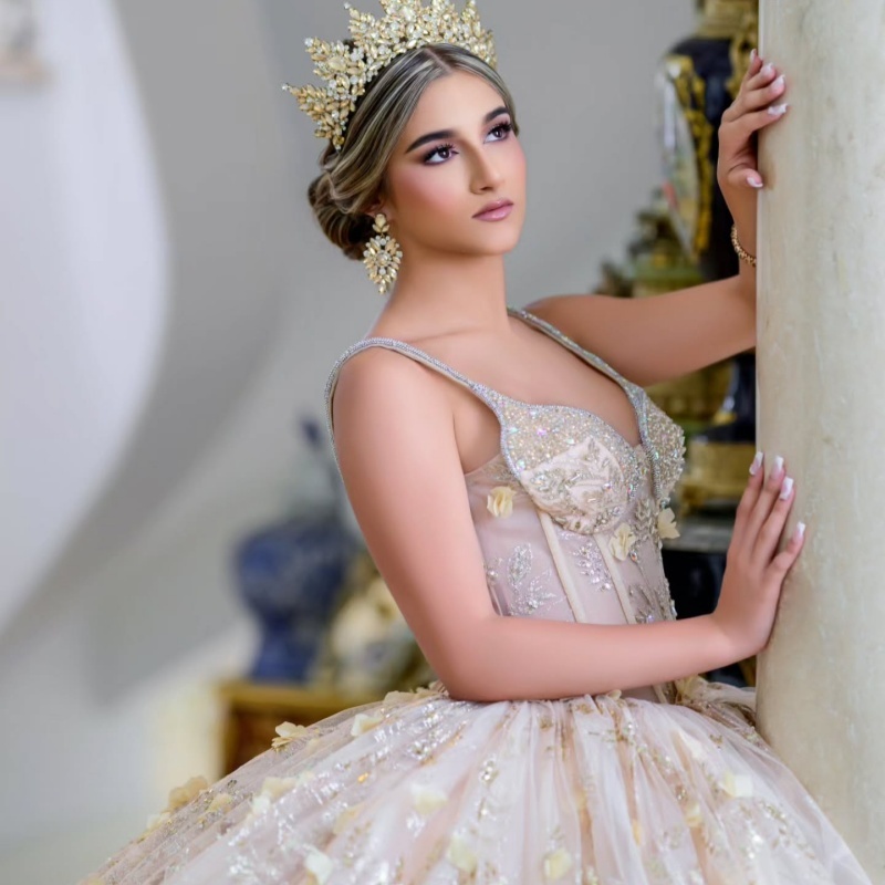 Light Champagne Quinceanera Dresses Spaghetti Strap Ball Gown Sweet 16 Dress Beading Crystal Sequin Appliques Flower Birthday Party Vestidos De 15 Ano