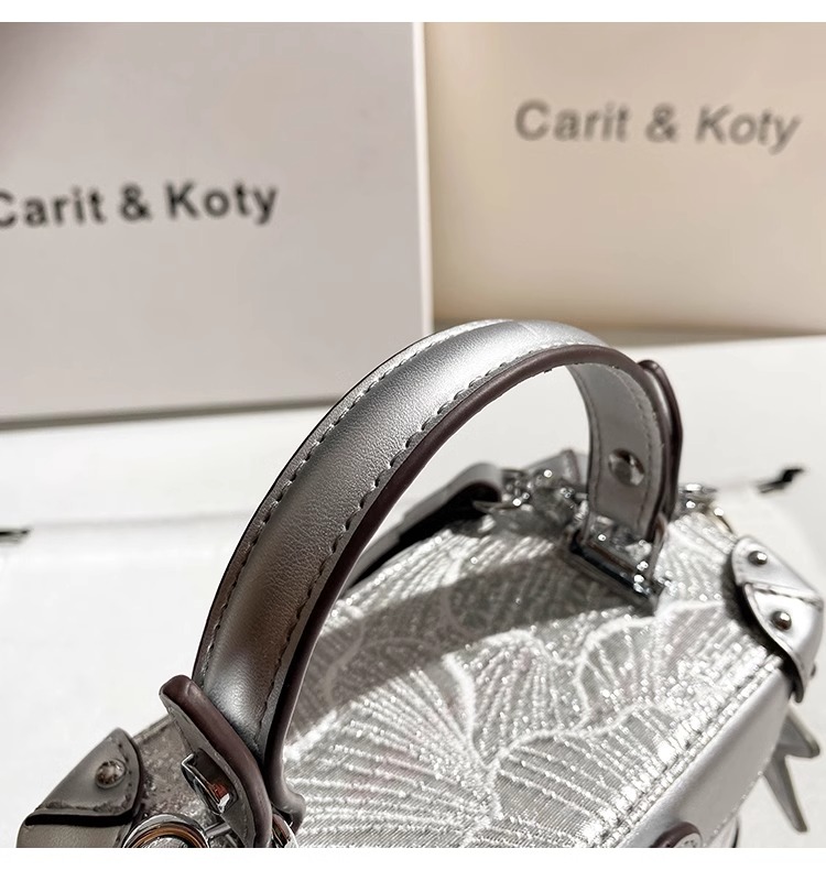 Show 2025 Small Handbag with Delicate Lace Like Pattern and High Quality Metal Hardware Women Handbag is Suitable for Evening Party