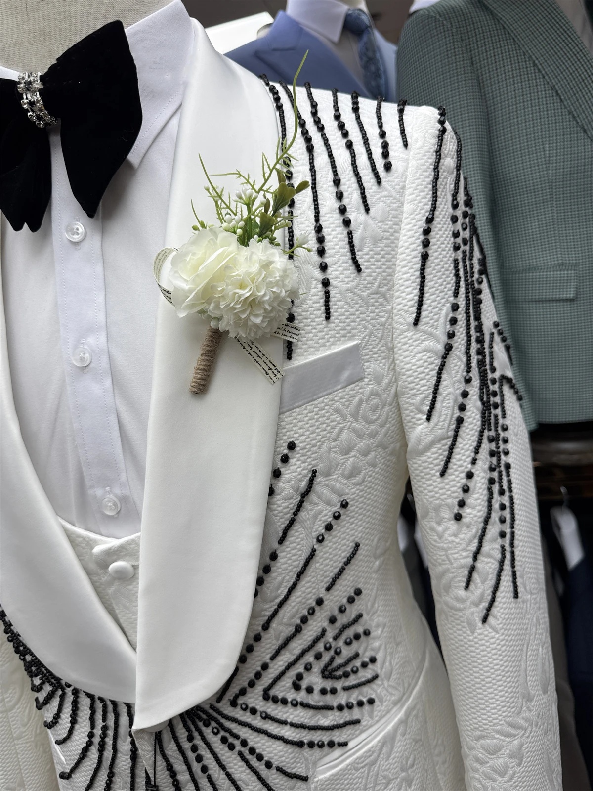 Tailor-Made Men Suits Beading Shawl Lapel Jacquard Suit Tuxedos for Wedding 2 Pieces Set Groom Blazer Coat+Black Pants Prom Party Formal Occasion Cust