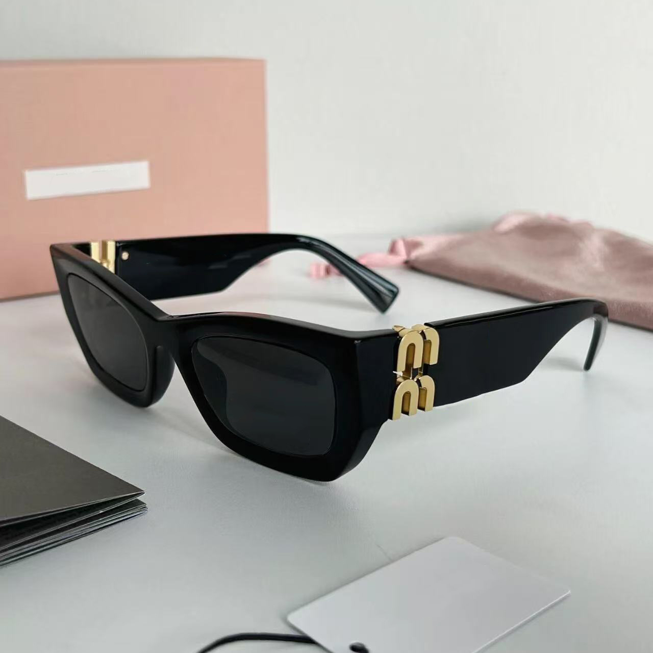 Designer Lunettes de soleil Femmes Lunettes de soleil Suns Full Fild PC Luxury Classic Fashion Fashion Outdoor Place Drivale Protection UV Protec