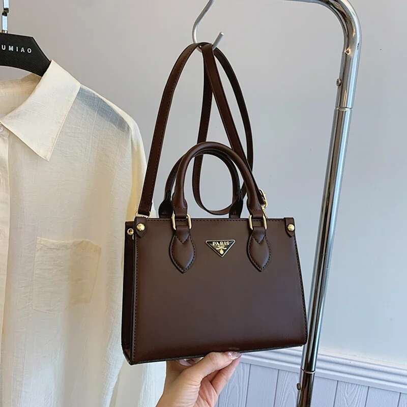 2025 New Inspiration Crossbody Bag Minimalist Retro Designer Fashion Crossbody Bag Soft Leather Handbag with Unique Letter Details5