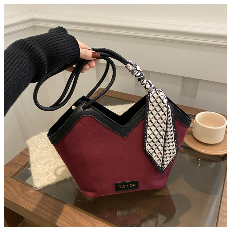2025S Fashion Designer Niche Contrasting Color Design Sense Large Capacity For Women S Leisure Shoulder Commuting Travel Armpit Tote Bag