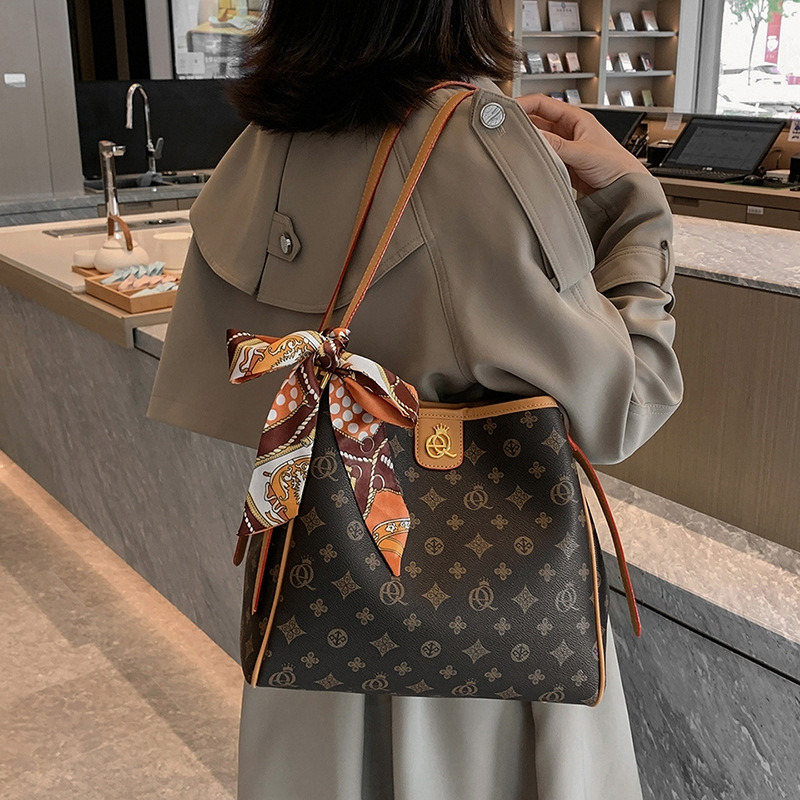 Free shipping 2025 new designer bag Shoulder Bags Fashion commute Printed Silk scarf high-capacity underarm bag Handheld tote bag for women