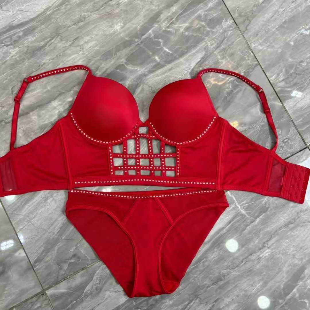 Fashionable and sexy hollowed out fishbone suit with thin top, thick bottom, and top support, gathered together with bra nails and diamond smooth surf