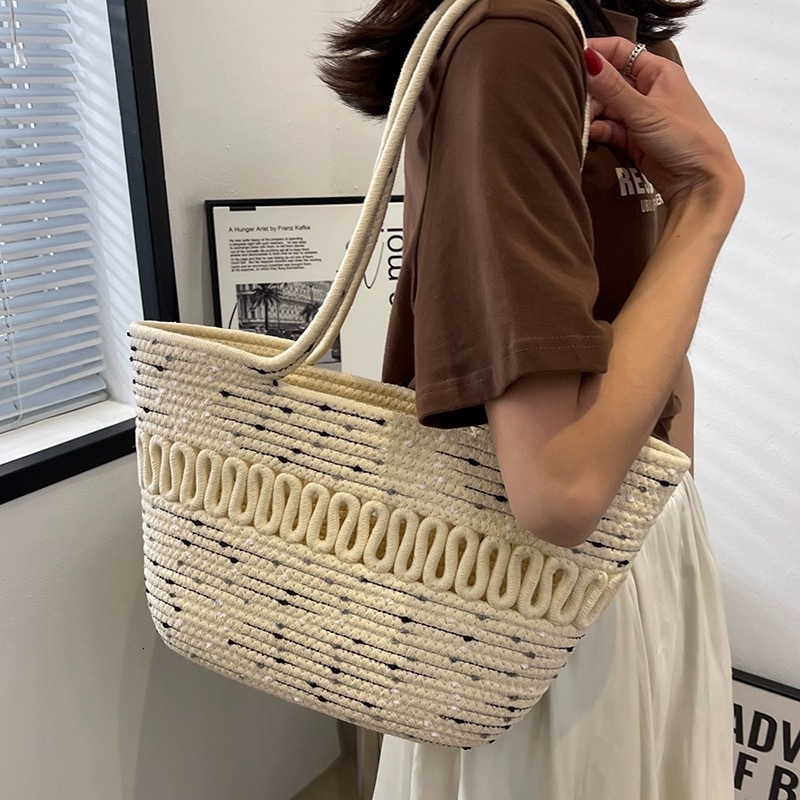 2025S Fashion Designer Large Capacity Rope Bucket For Women Style Artistic And Fresh Contrasting Color Hollow Hand Held Straw Woven Bag Single Shoulde