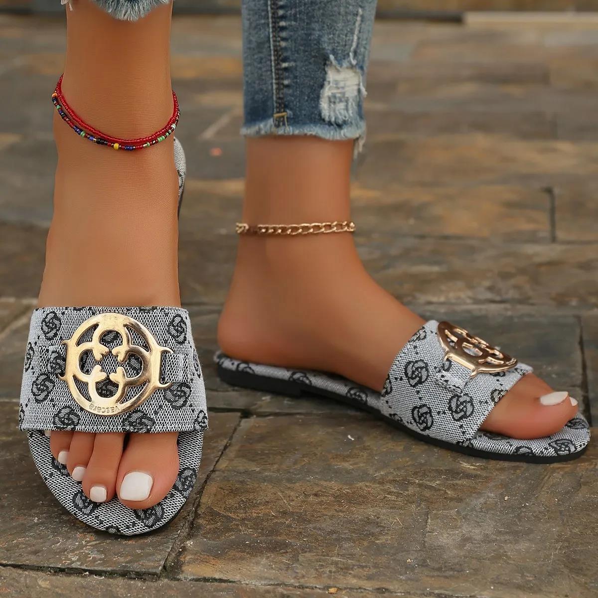 Flat sandals slippers Designer metal buckle slipper free Shipping flat sandal External penetration Women plus size casual sandals 2025
