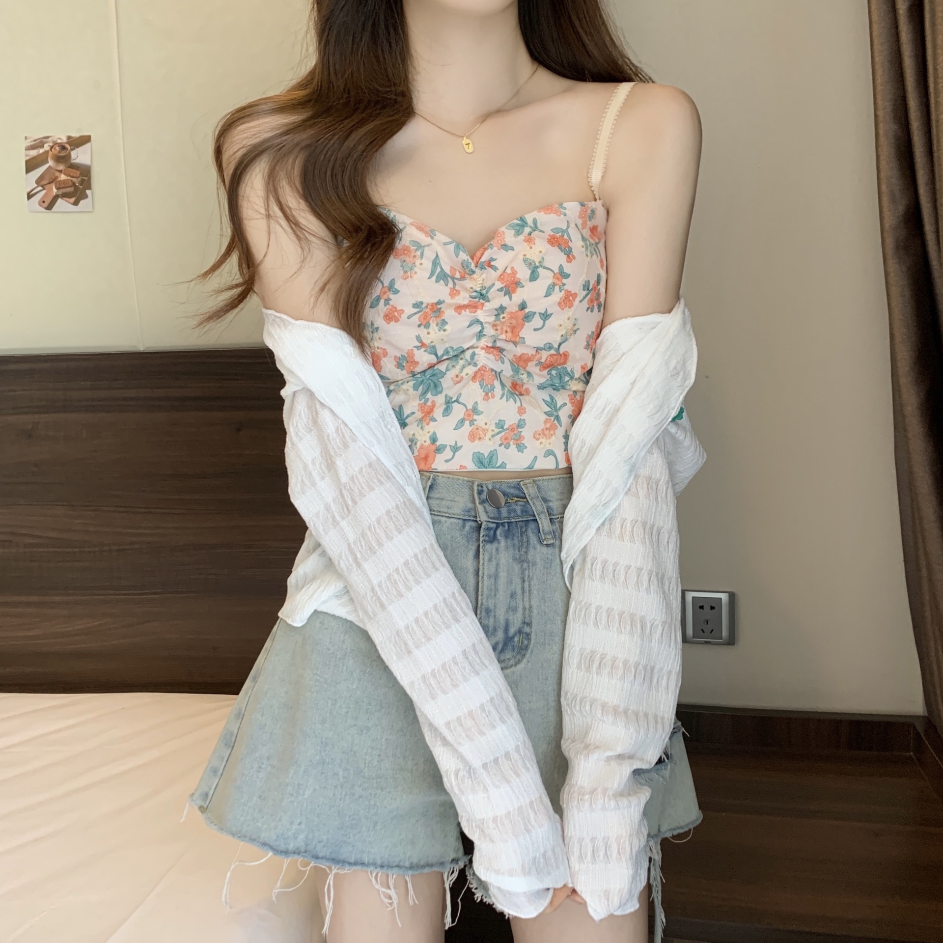 Summer Niche Floral Camisole For Women's Inner Layer With Chest Pad That Can Be Worn Externally V Neck Bottom Is A High-quality Integrated Spicy 
