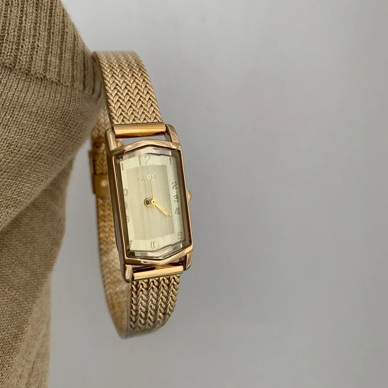 Retro gold watch for delicate rectangular dial womens waterproof quartz watch for women 250319