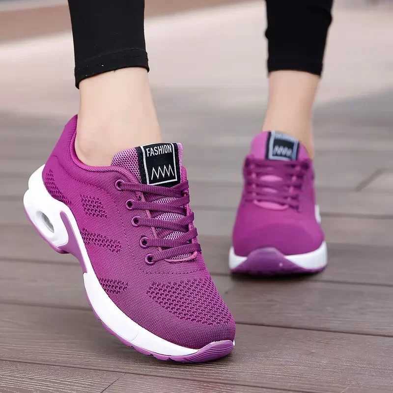 Hot selling womens vulcanized shoes anti slip mesh breathable flat shoes gym training track on-site jogging shoesXJ250324