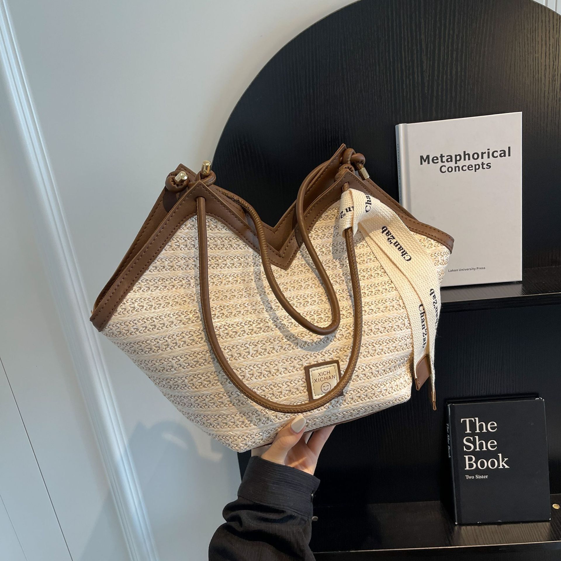 2025S Fashion Designer Large Capacity Grass Woven For Women New Fashionable Versatile Shoulder Commuting Beach Vacation Tote Bag