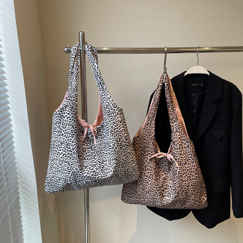 2025S Fashion Designer Korean Style Instagram Fashion Lazy Leopard Print Tote Large Capacity Underarm Shoulder Women S Casual Shopping Bag