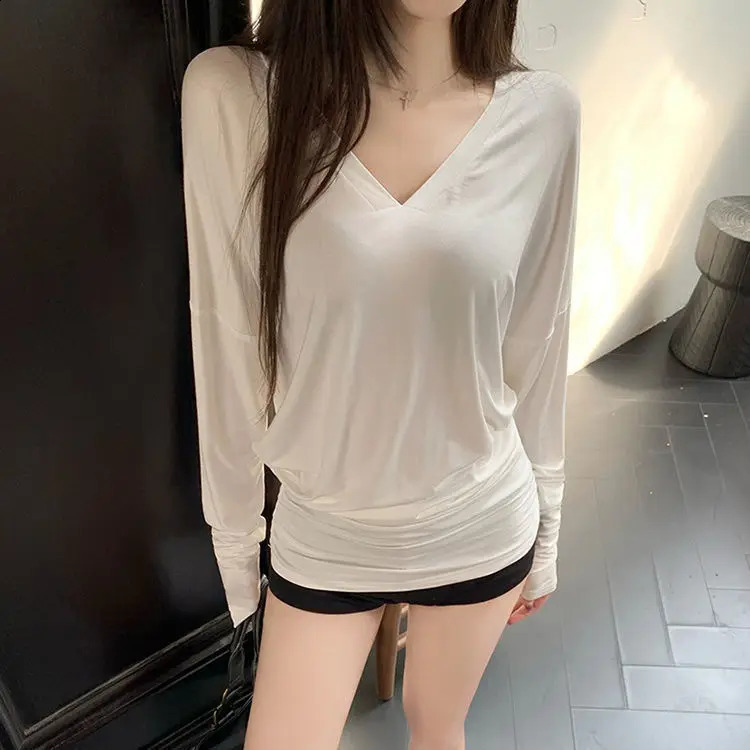 Spring and Autumn V-neck T-shirt Base Shirt for Women Simple Bat Sleeves Versatile Solid Color Top 250322