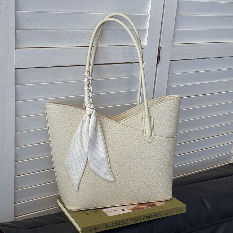 2025S Fashion Designer Shoulder Large Capacity Fashionable Stylish Simple Handheld Autumn And Winter New Trendy Tote Bag Casual Bag