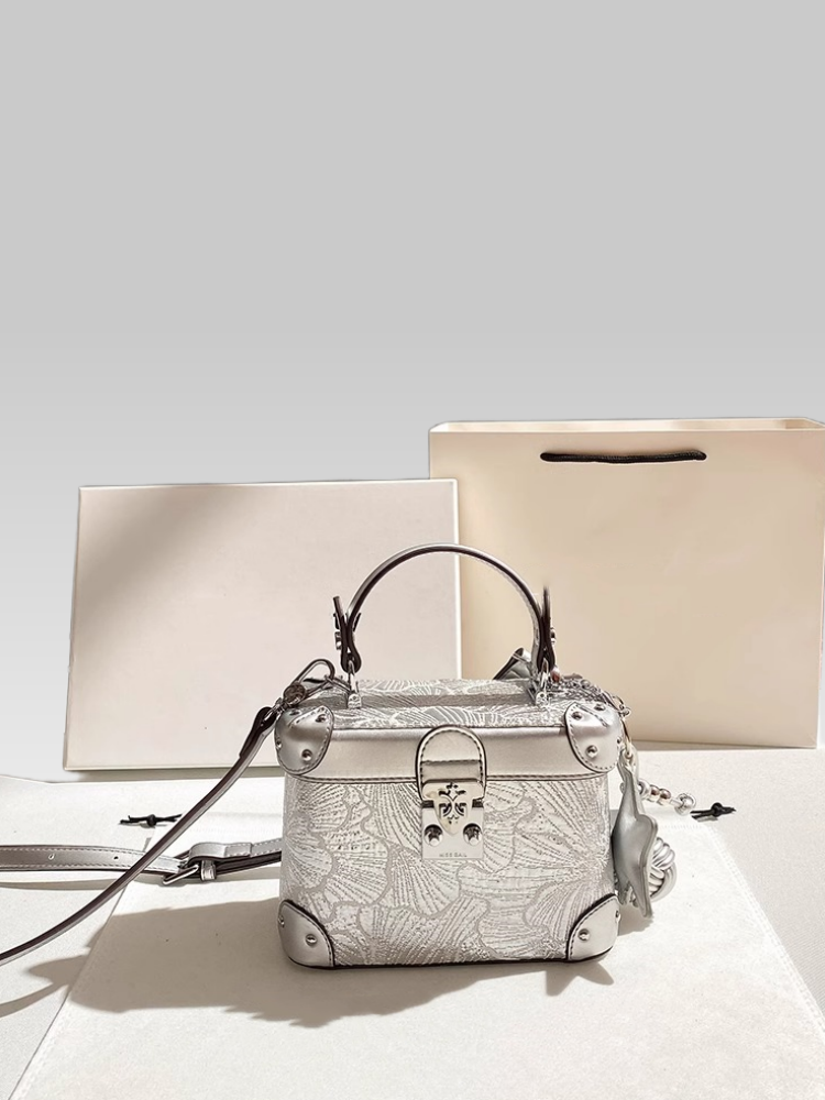 Show 2025 Small Handbag with Delicate Lace Like Pattern and High Quality Metal Hardware Women Handbag is Suitable for Evening Party
