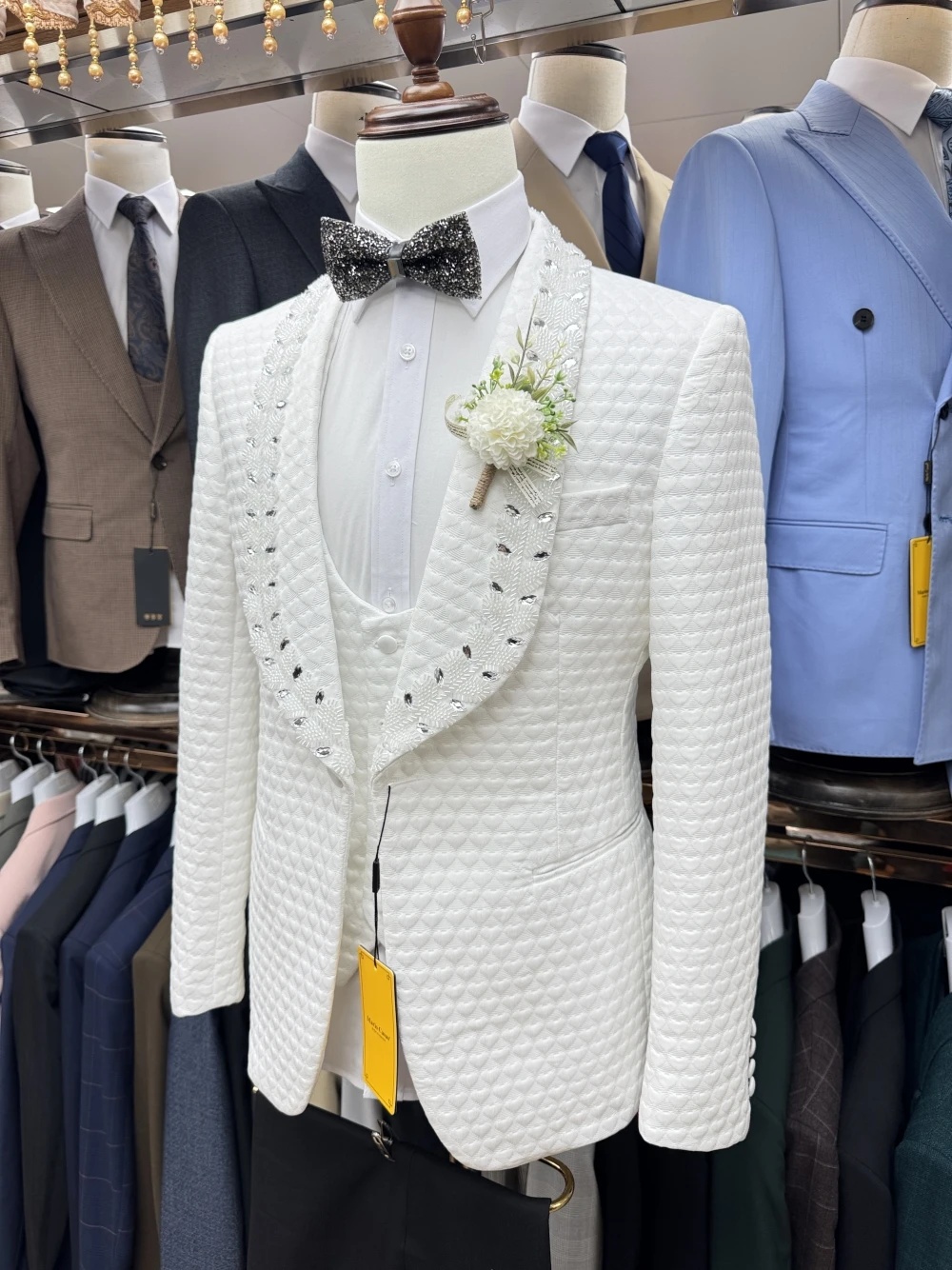 Men Wedding Suits Modern Tailor-Made Shawl Lapel Suit Tuxedos 3 Pieces Set Crystal Beading Groom Blazer Coat+Vest+Black Pants Prom Party Formal Occasi