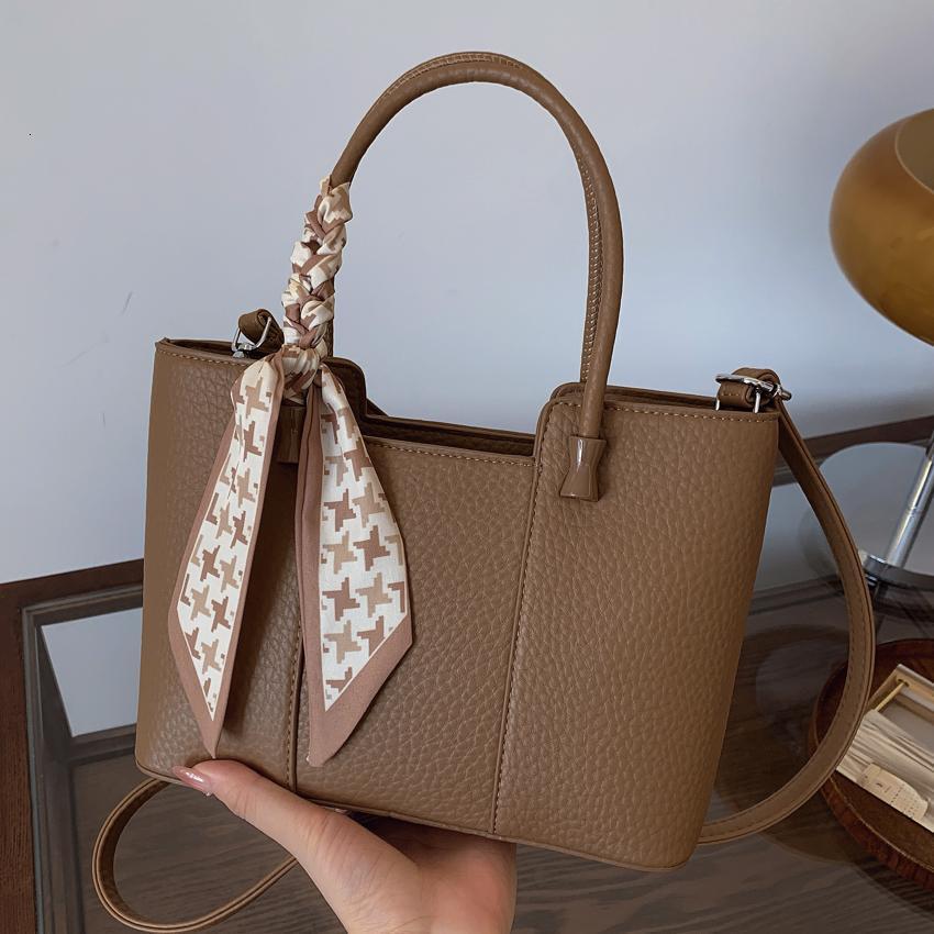 2025S Fashion Designer Handheld Commuting For Women New Trendy Korean Tote High End Western Style Crossbody Bag Single Shoulder Bucket Bag