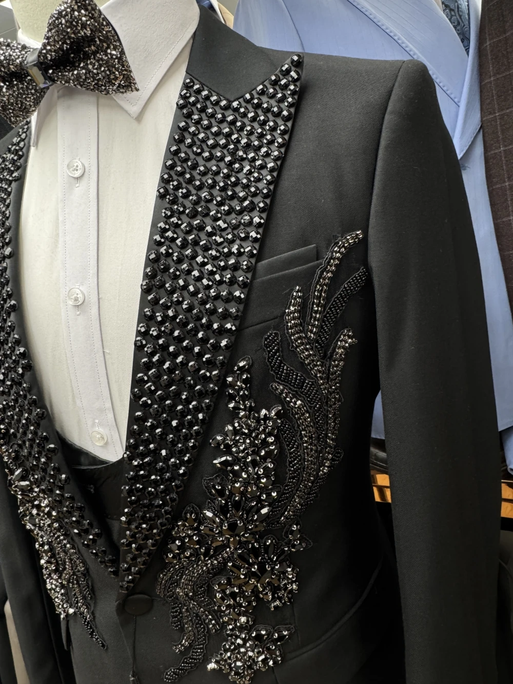 Men Suits for Wedding Appliques Beaded Tailor-Made Peaked Lapel Suit Tuxedos 2 Pieces Set One Button Groom Blazer Coat+Pants Prom Party Formal Occasio