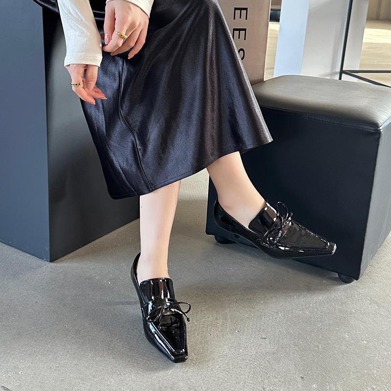 2025 new square headed cat customized comfortable commuting shallow mouth designer fashionable women's shoes