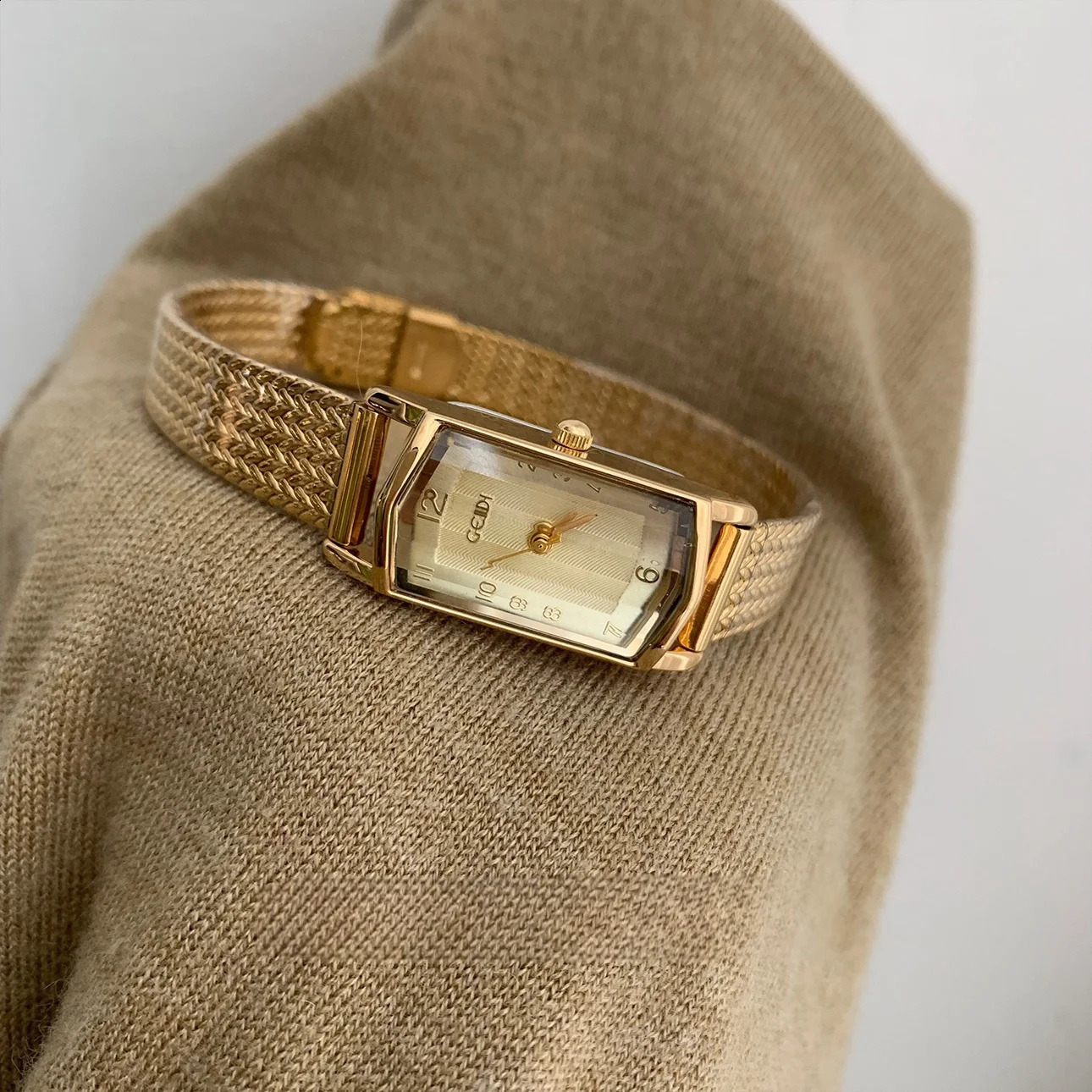 Retro gold watch for delicate rectangular dial womens waterproof quartz watch for women 250319