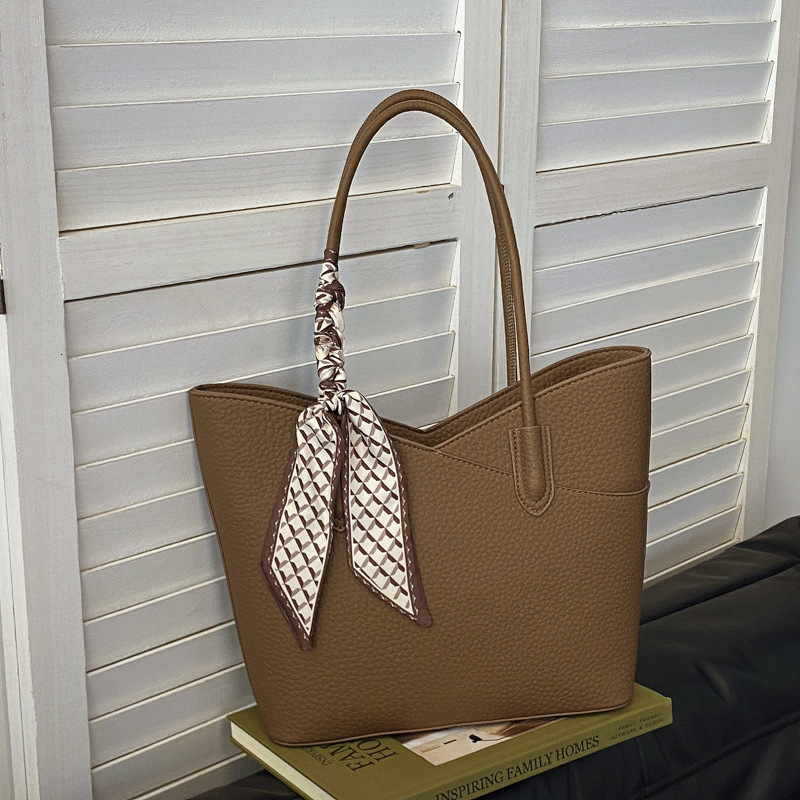 2025S Fashion Designer Shoulder Large Capacity Fashionable Stylish Simple Handheld Autumn And Winter New Trendy Tote Bag Casual Bag