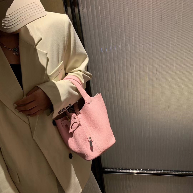 2025S Fashion Designer Genuine Vegetable Basket Women S High End And Niche Design Bucket Bag Mini T Head Leather Handbag Summer