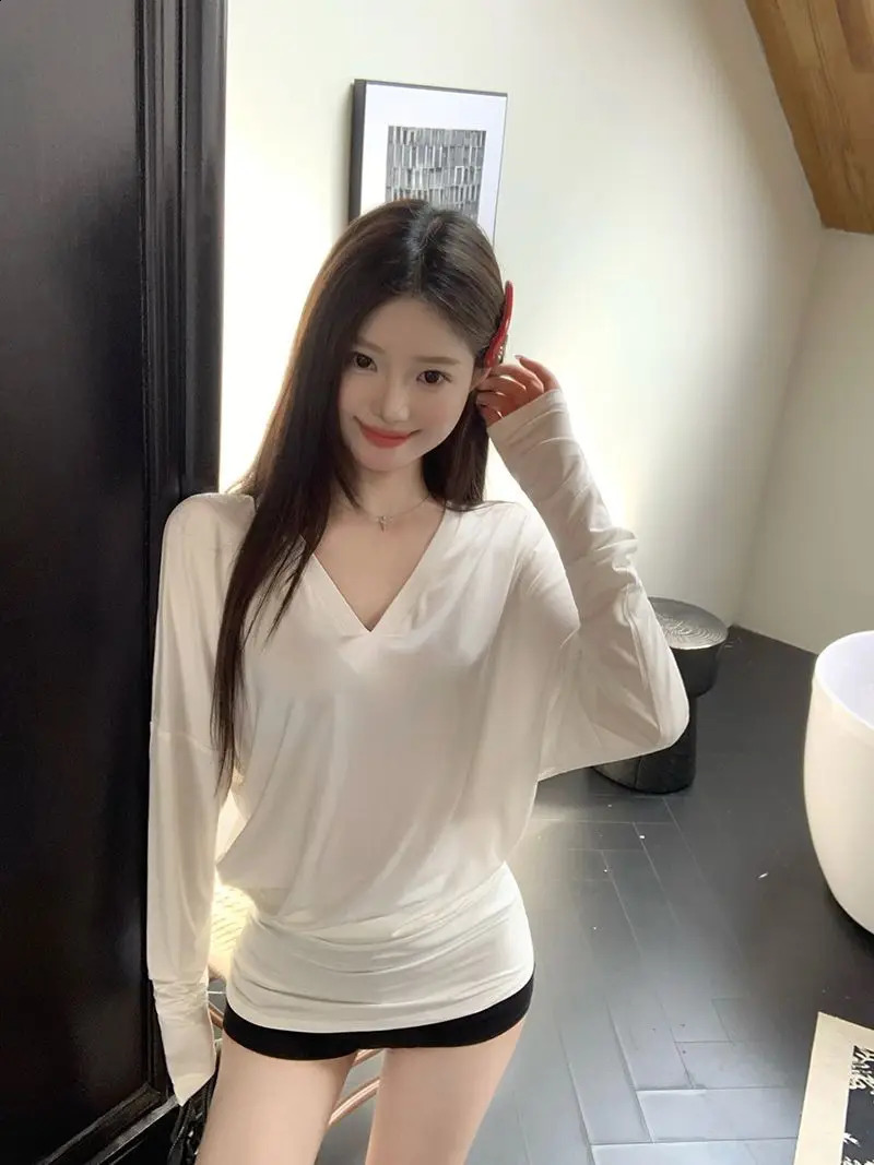 Spring and Autumn V-neck T-shirt Base Shirt for Women Simple Bat Sleeves Versatile Solid Color Top 250322