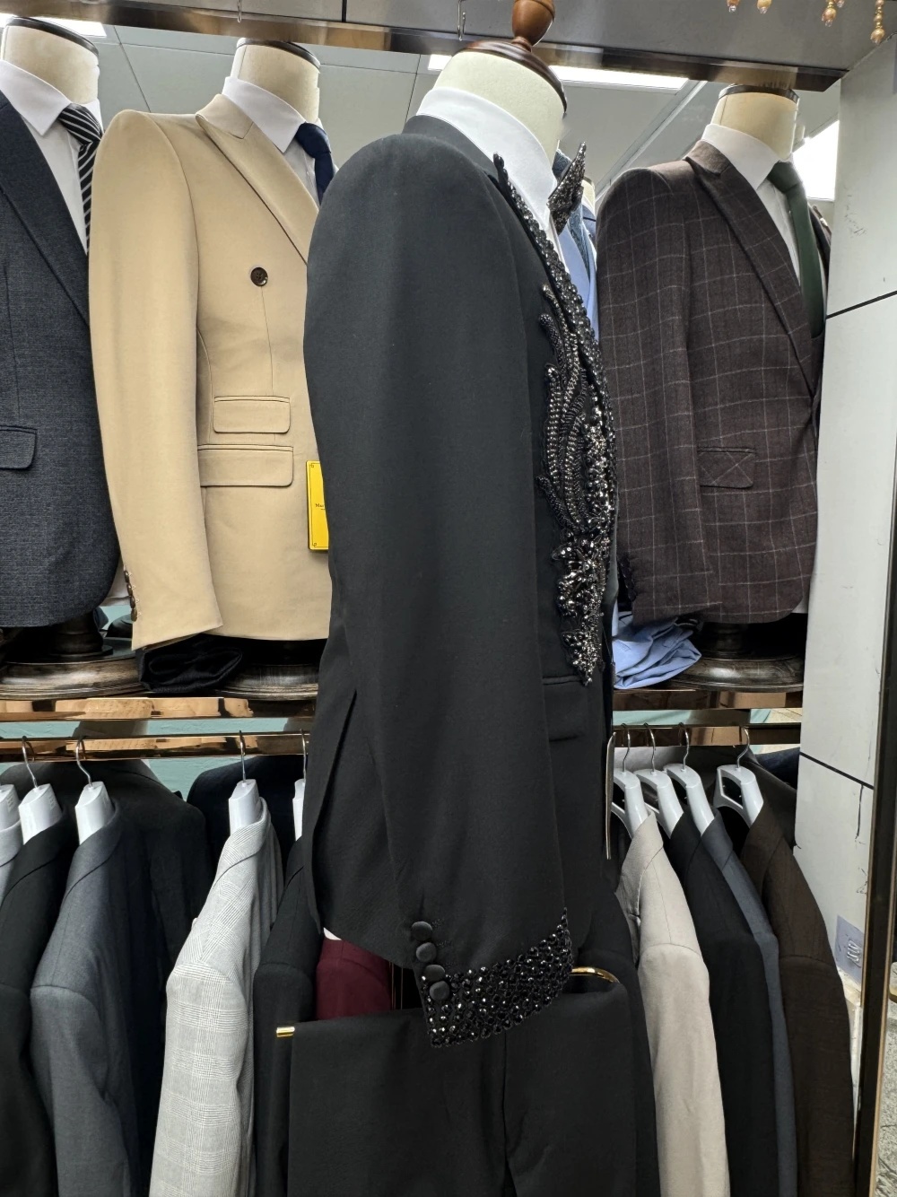 Men Suits for Wedding Appliques Beaded Tailor-Made Peaked Lapel Suit Tuxedos 2 Pieces Set One Button Groom Blazer Coat+Pants Prom Party Formal Occasio