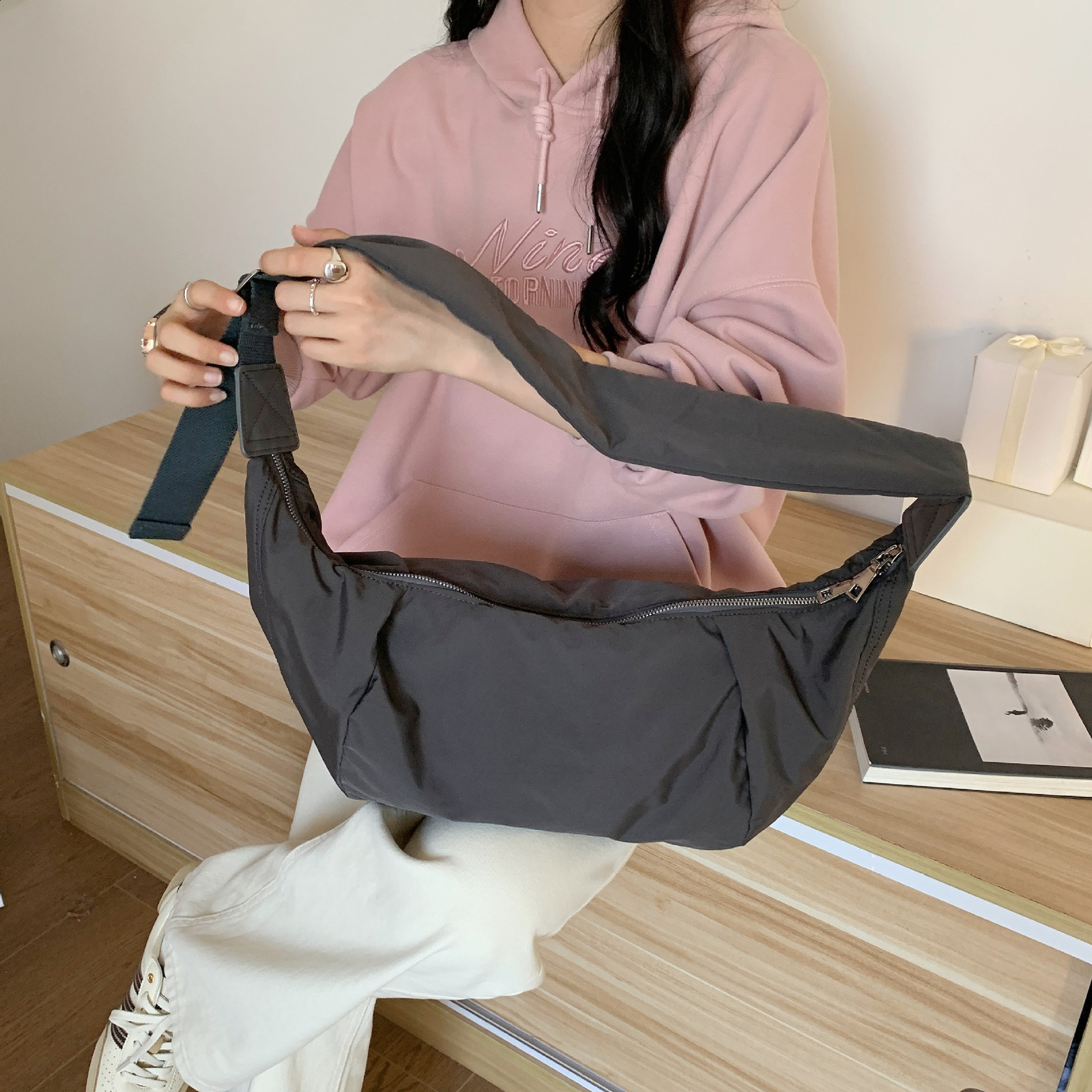 Muye Leather Cross Shoulder Bag for Women 2023 Autumn/Winter Large Capacity Dumpling Bag Down Cotton Simple and Versatile Shoulder Bag 241111