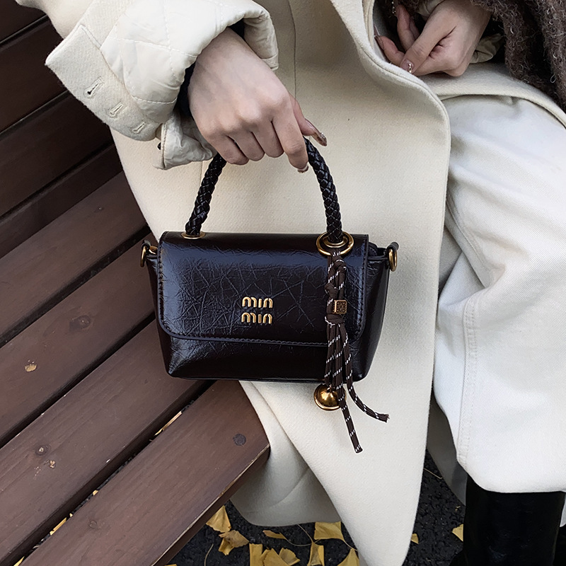 design new Fashionable small square handbag for women style in autumn winter niche high-end sense simple, single-shoulder bag trendy and versatile