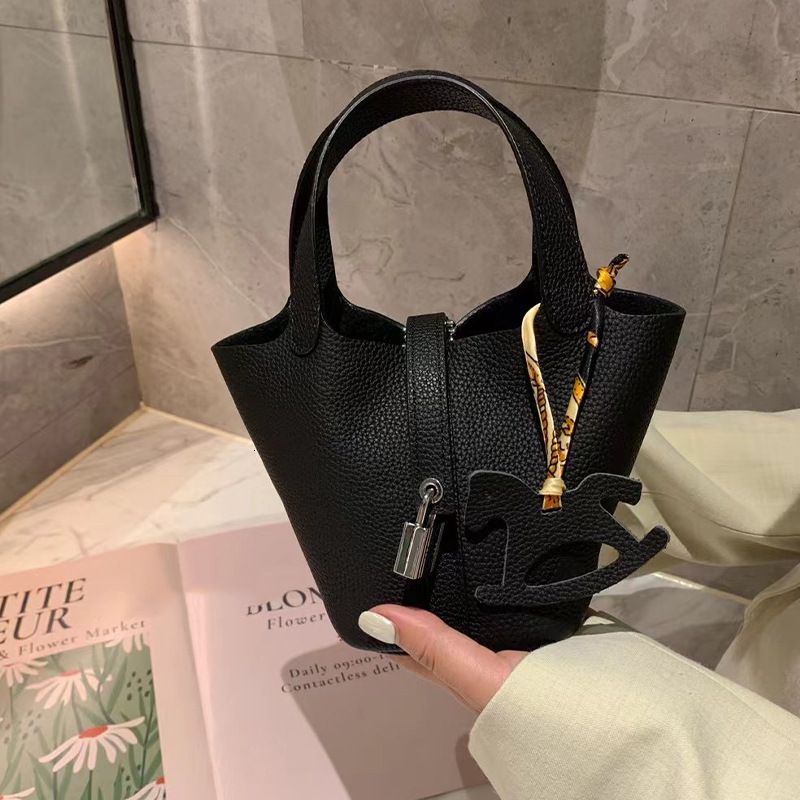 2025S Fashion Designer Genuine Vegetable Basket Women S High End And Niche Design Bucket Bag Mini T Head Leather Handbag Summer