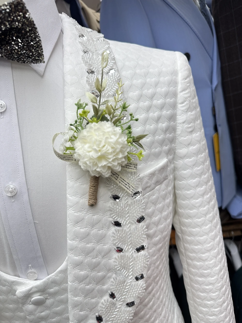 Men Wedding Suits Modern Tailor-Made Shawl Lapel Suit Tuxedos 3 Pieces Set Crystal Beading Groom Blazer Coat+Vest+Black Pants Prom Party Formal Occasi