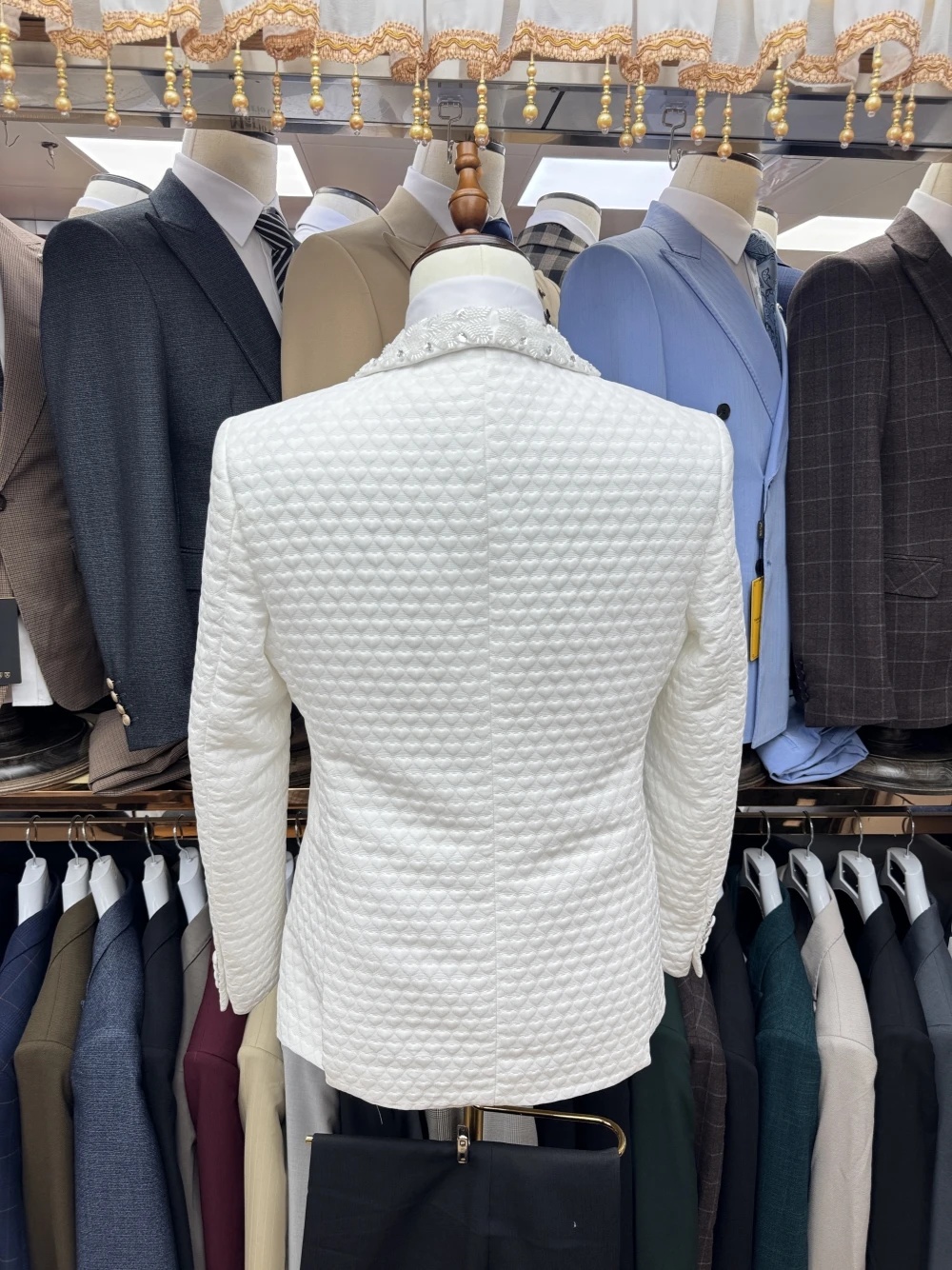 Men Wedding Suits Modern Tailor-Made Shawl Lapel Suit Tuxedos 3 Pieces Set Crystal Beading Groom Blazer Coat+Vest+Black Pants Prom Party Formal Occasi