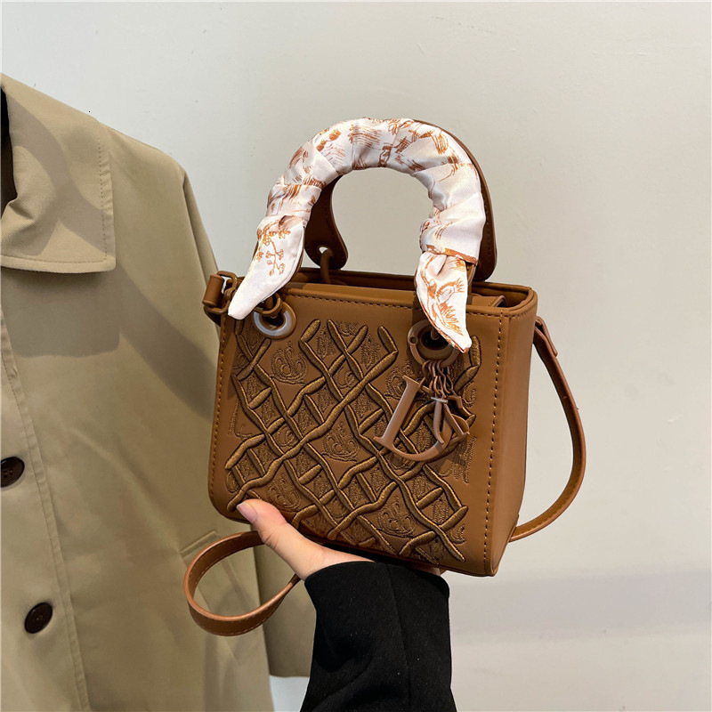 2025S Fashion Designer Heavy Industry Embroidery Diamond Grid Concubine High Grade Crossbody Bag Versatile Fashion Scarf Single Shoulder Handbag Women