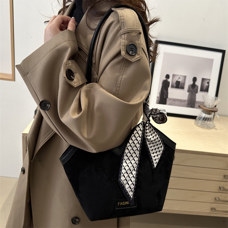 2025S Fashion Designer Niche Contrasting Color Design Sense Large Capacity For Women S Leisure Shoulder Commuting Travel Armpit Tote Bag