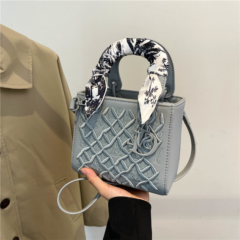 2025S Fashion Designer Heavy Industry Embroidery Diamond Grid Concubine High Grade Crossbody Bag Versatile Fashion Scarf Single Shoulder Handbag Women