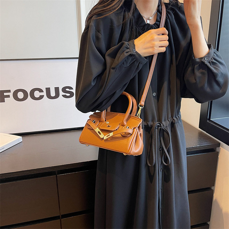 2025S Fashion Designer High End Temperament Commuting Handbag New Light Luxury Kelly Bag Stylish Versatile Crossbody Bag For Women