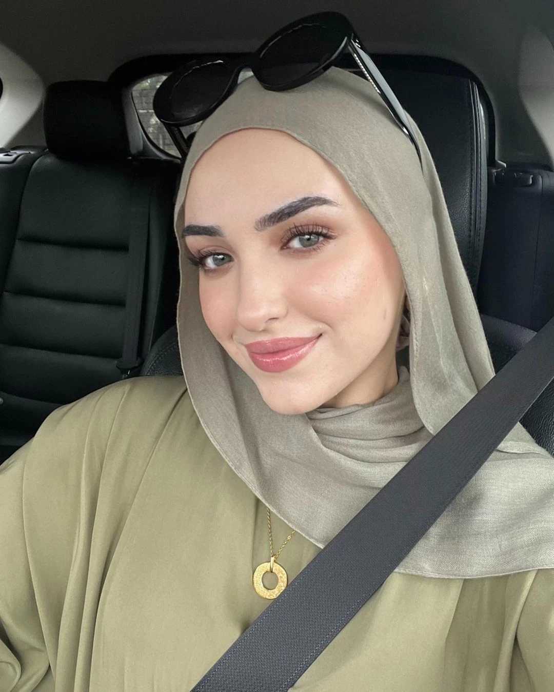 New synthetic silk cotton Muslim headscarf used for fabric scarves plain shawls womens shawls soft adhesive synthetic silk scarves Islamic headscarves