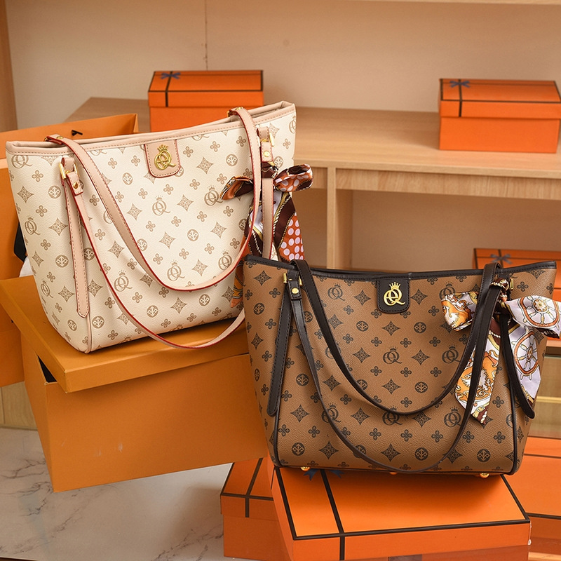 Free shipping 2025 new designer bag Shoulder Bags Fashion commute Printed Silk scarf high-capacity underarm bag Handheld tote bag for women
