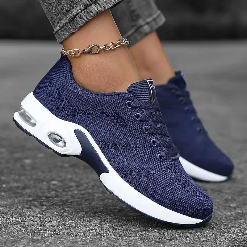 Hot selling womens vulcanized shoes anti slip mesh breathable flat shoes gym training track on-site jogging shoesXJ250324