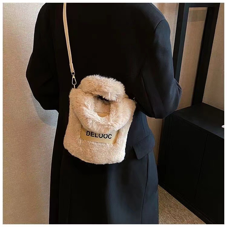2025S Fashion Designer Autumn Winter New Hairy Letter Handbag Cute Water Bucket Handheld Plush Bag Welfare Products