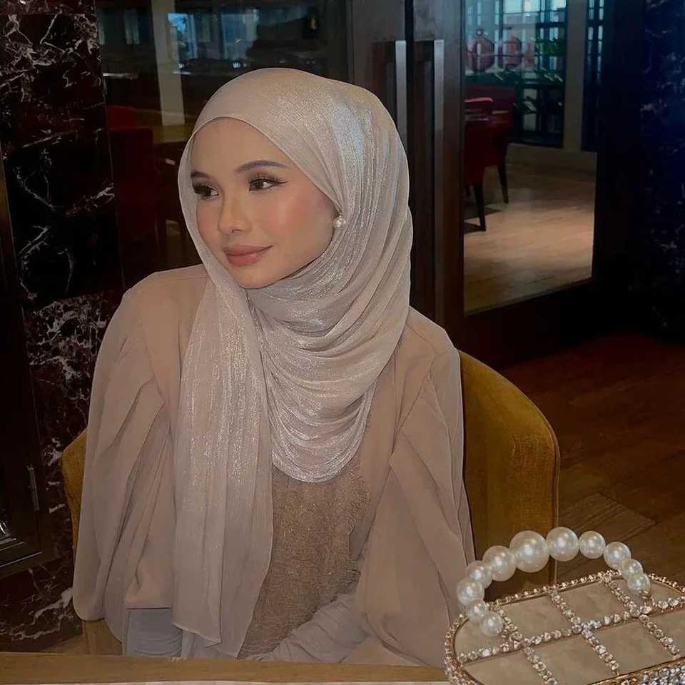 Home>Products>High quality silk curly headscarf>Warm shoulder plain weave Muslim warm headscarf X2503241